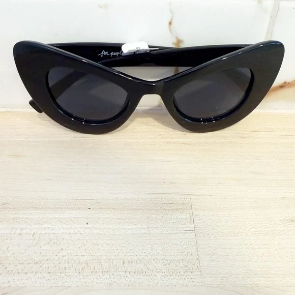 FREE PEOPLE Black Rounded Cat Eye Sunglasses NEW - Picture 2 of 6